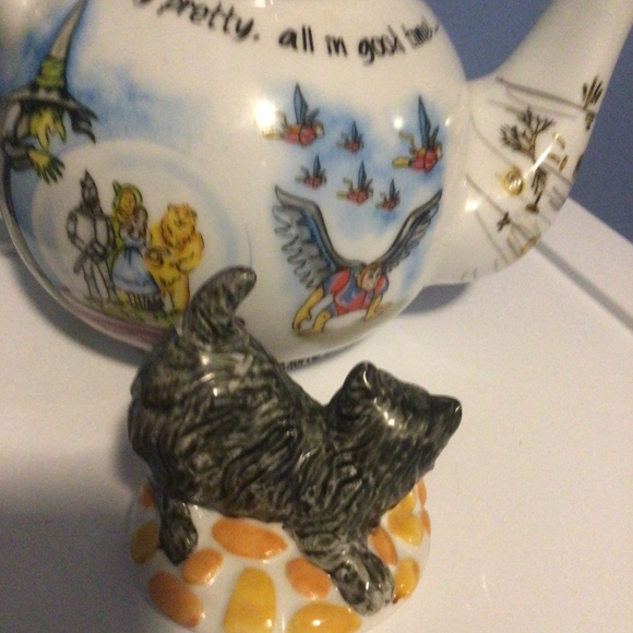 Wizard of Oz Paul Cardew Design 6 cup Collector’s Teapot with Toto Teapot Lid - Picture 11 of 15
